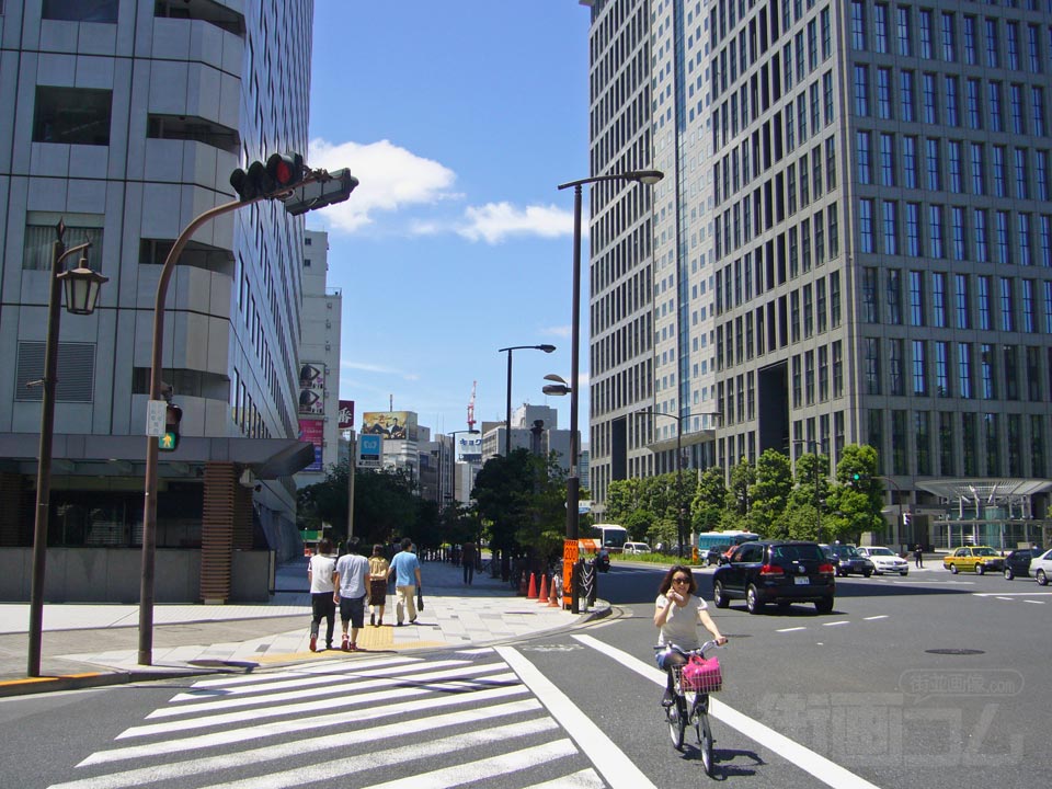 東京メトロ溜池山王駅前