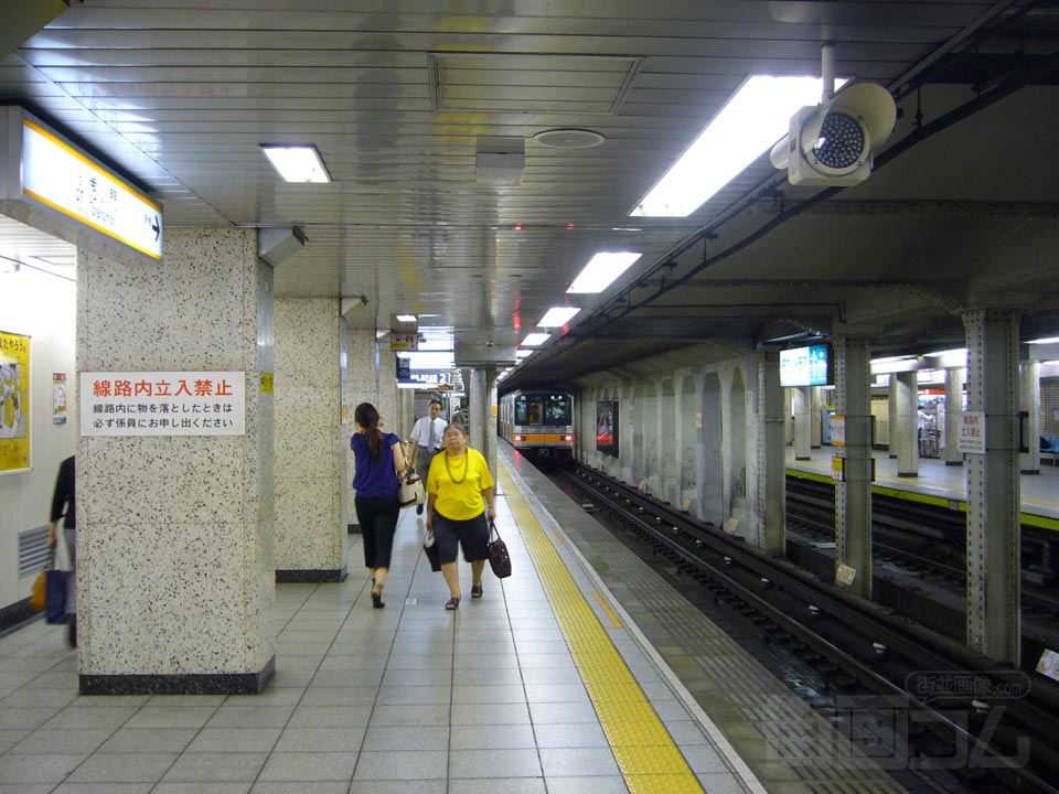 東京メトロ虎ノ門駅(銀座線)ホーム写真画像