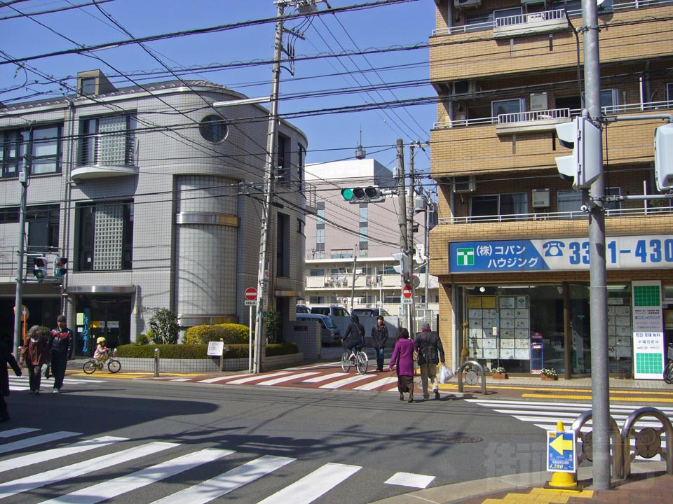 梅丘駅北口前交差点写真画像