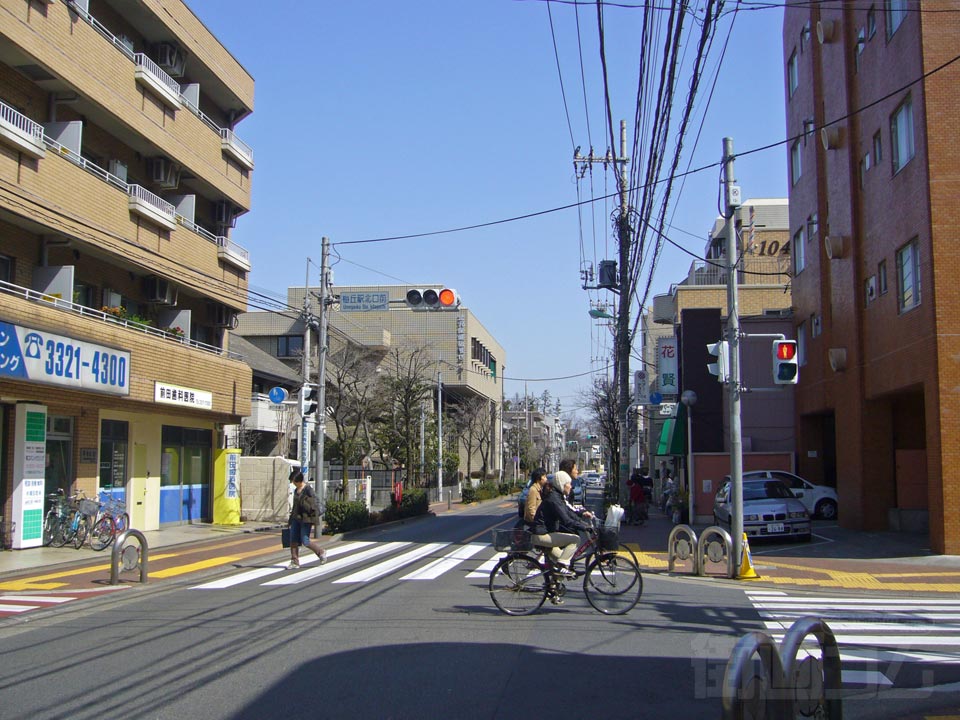 梅丘駅北口前交差点写真画像