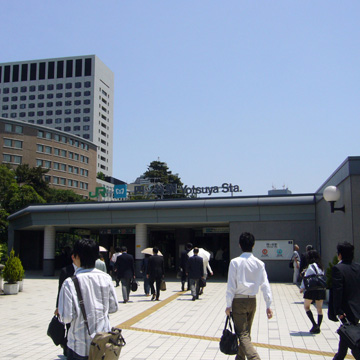 東京都新宿区四ツ谷駅前写真画像