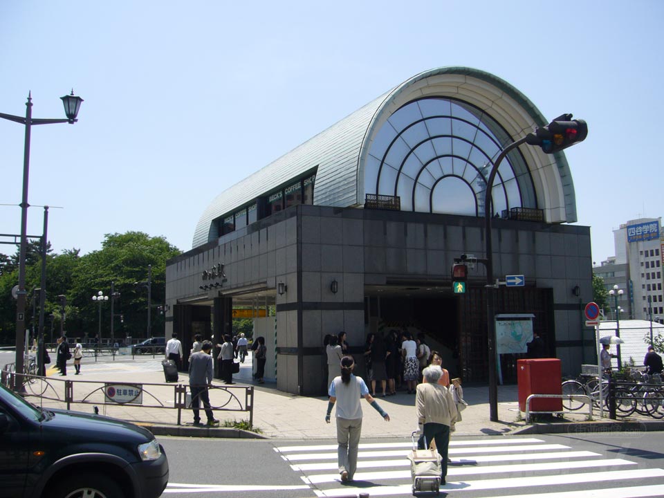 JR四ッ谷駅麹町口