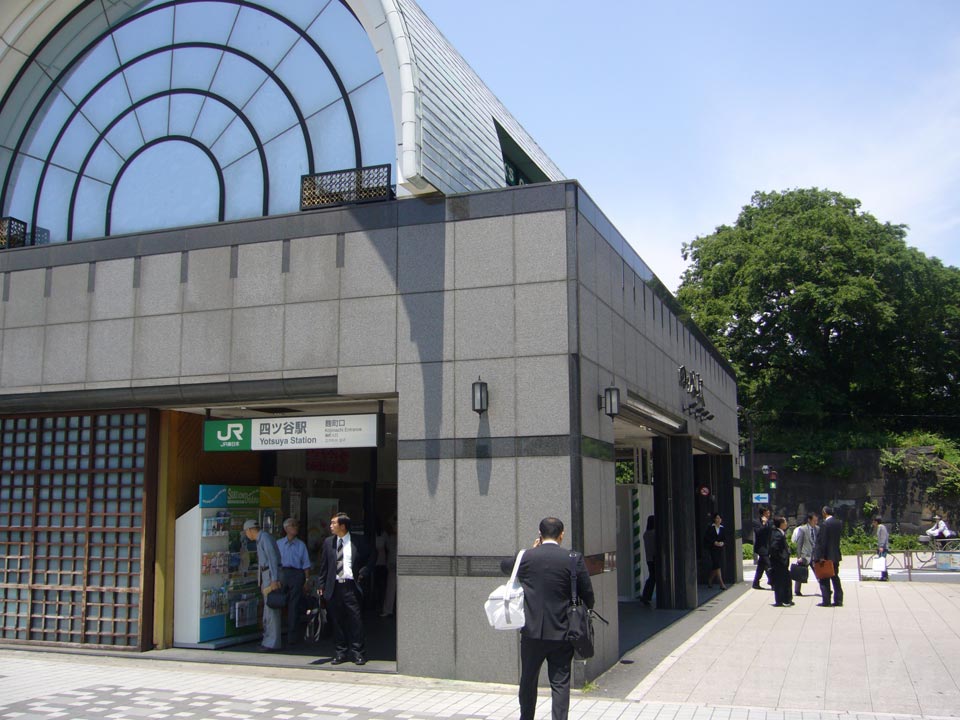 JR四ッ谷駅麹町口