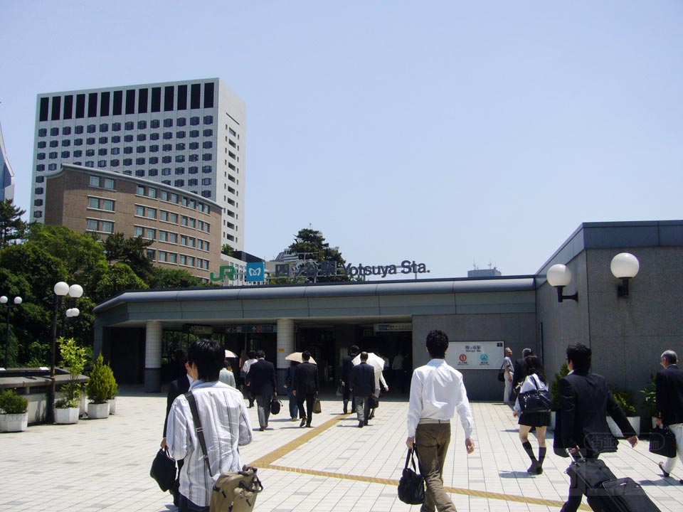 JR四ッ谷駅赤坂口