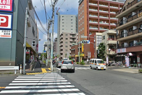 府中本町駅入口交差点写真画像