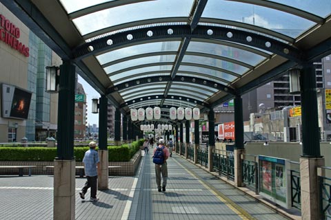 京王府中駅南口前写真画像