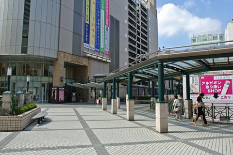 京王府中駅南口前写真画像