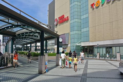 京王府中駅南口前写真画像