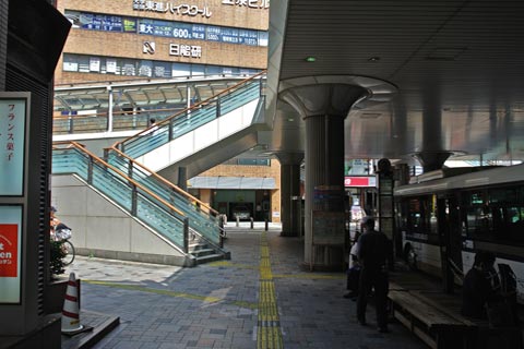 京王府中駅北口前写真画像