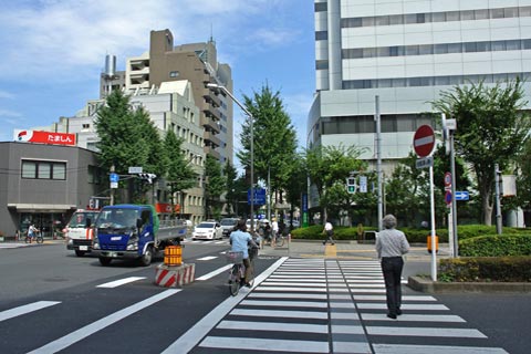 府中駅北口交差点写真画像