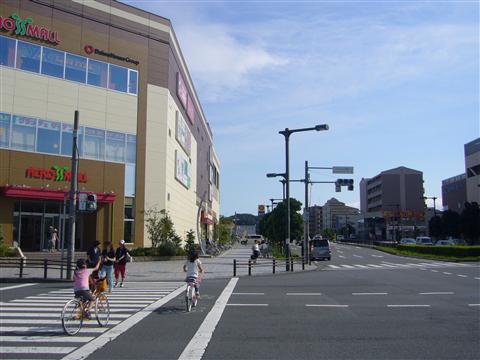八王子みなみ野駅入口交差点写真画像