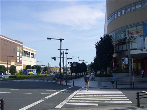 八王子みなみ野駅入口交差点写真画像