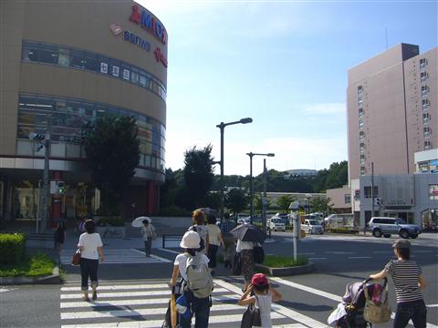 八王子みなみ野駅入口交差点写真画像