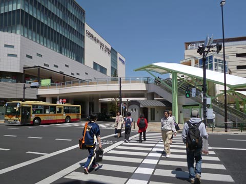 八王子駅南口交差点写真画像