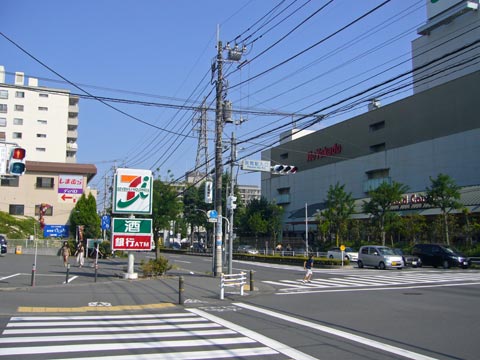 狭間駅入口交差点写真画像