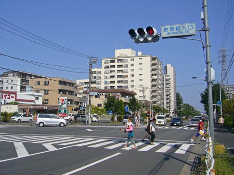 狭間駅入口交差点写真画像