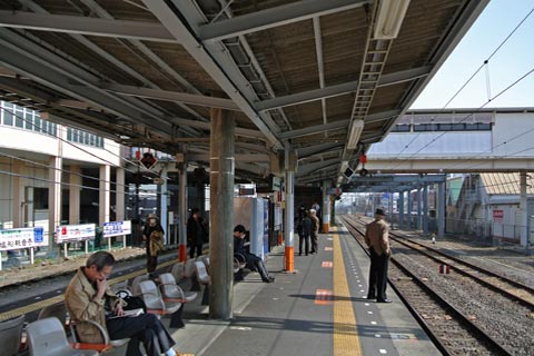 JR河辺駅ホーム(JR青梅線)写真画像