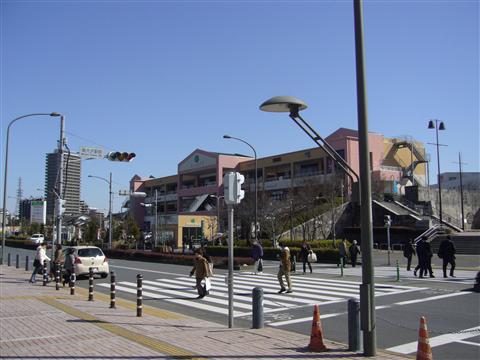 南大沢駅前交差点写真画像