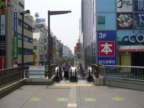 JR三鷹駅南口写真画像