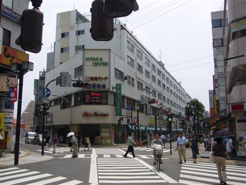 三鷹駅前交差点写真画像