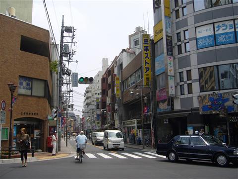 三鷹駅前郵便局交差点写真画像