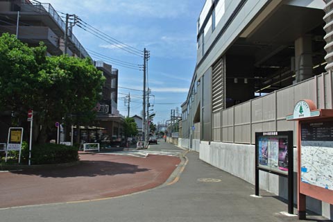 京王武蔵野台駅南口前写真画像