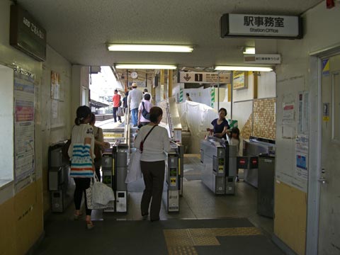 京王西調布駅改札口写真画像