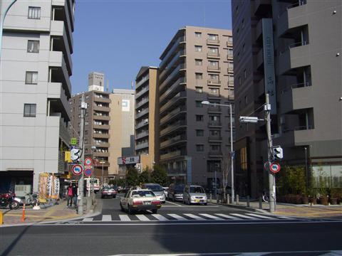高幡不動駅入口交差点写真画像