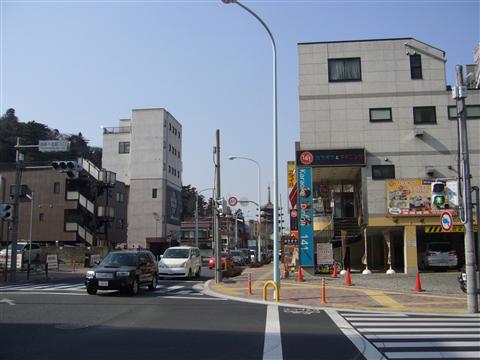高幡不動駅入口交差点写真画像