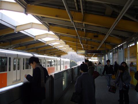 多摩モノレール高幡不動駅写真画像