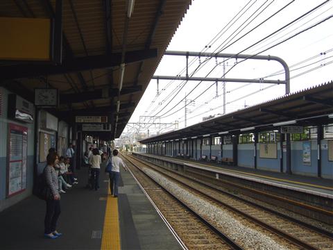 京王多磨霊園駅ホーム(京王線)写真画像