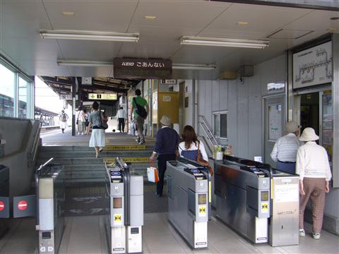 京王多磨霊園駅改札口写真画像