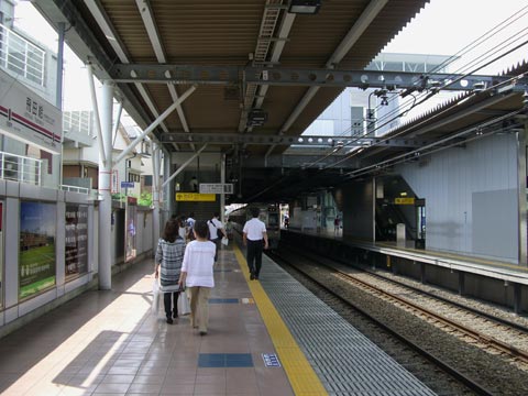京王飛田給駅ホーム写真画像