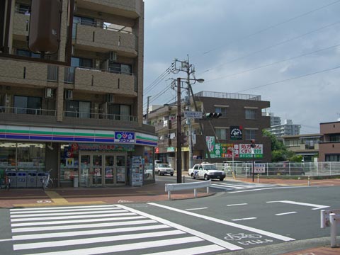 飛田給駅入口交差点写真画像