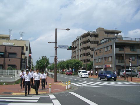 飛田給駅入口交差点写真画像
