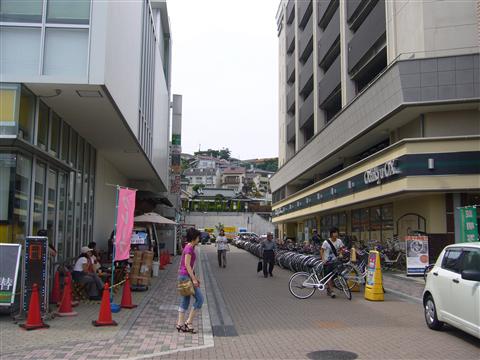 小田急鶴川駅前写真画像