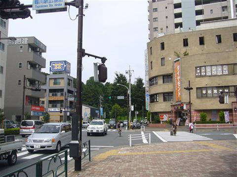 鶴川駅広場前交差点写真画像