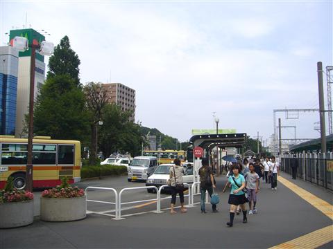 小田急鶴川駅前写真画像