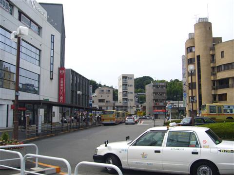 小田急鶴川駅前写真画像