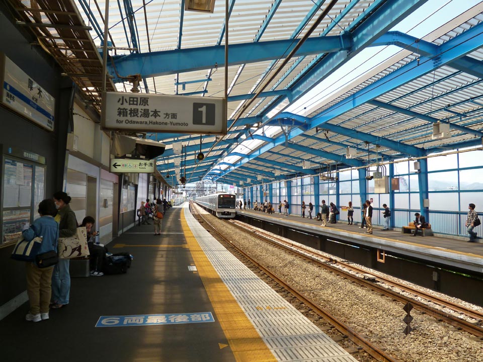 小田急厚木駅ホーム写真画像