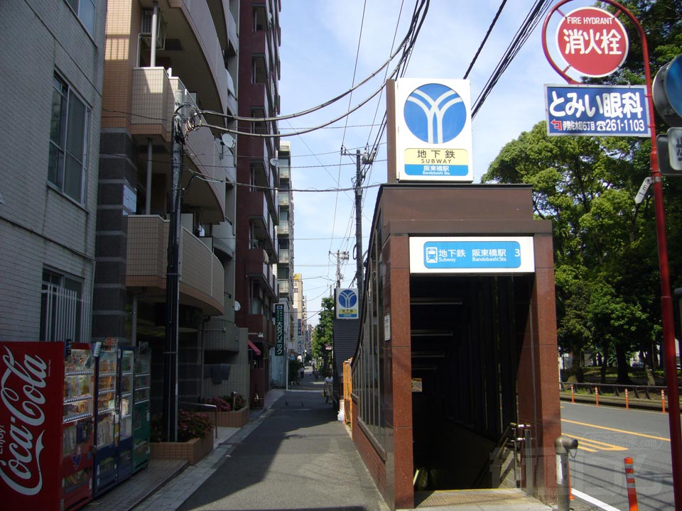 横浜市営地下鉄阪東橋駅前