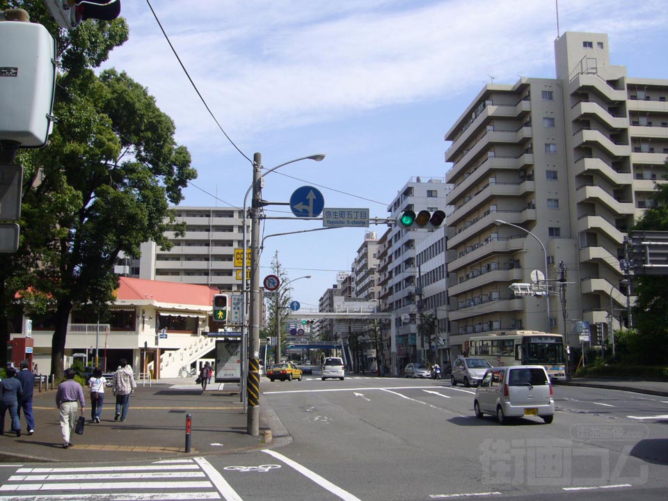 弥生町五丁目交差点