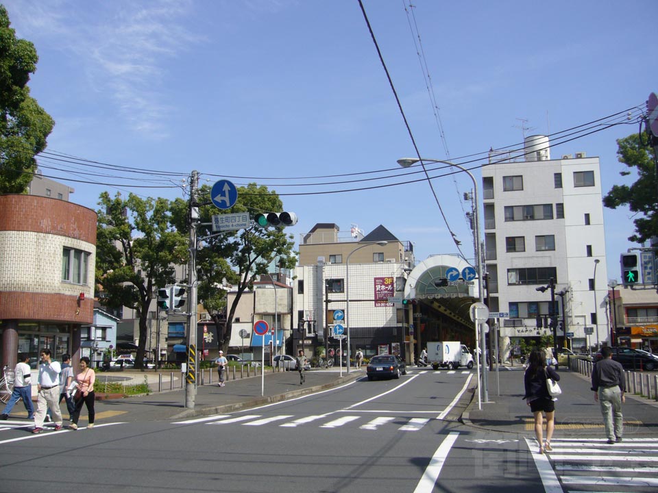 弥生町四丁目交差点