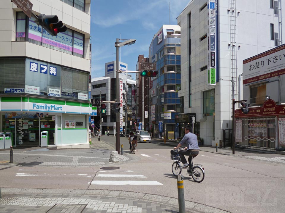 ファミリー通り交差点