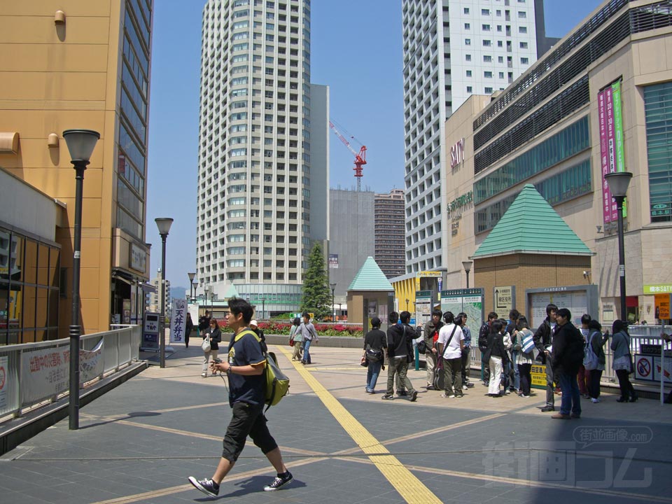 JR・京王橋本駅北口前