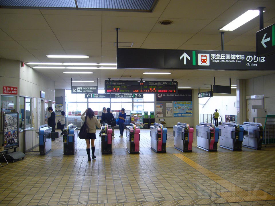 東急市が尾駅改札口