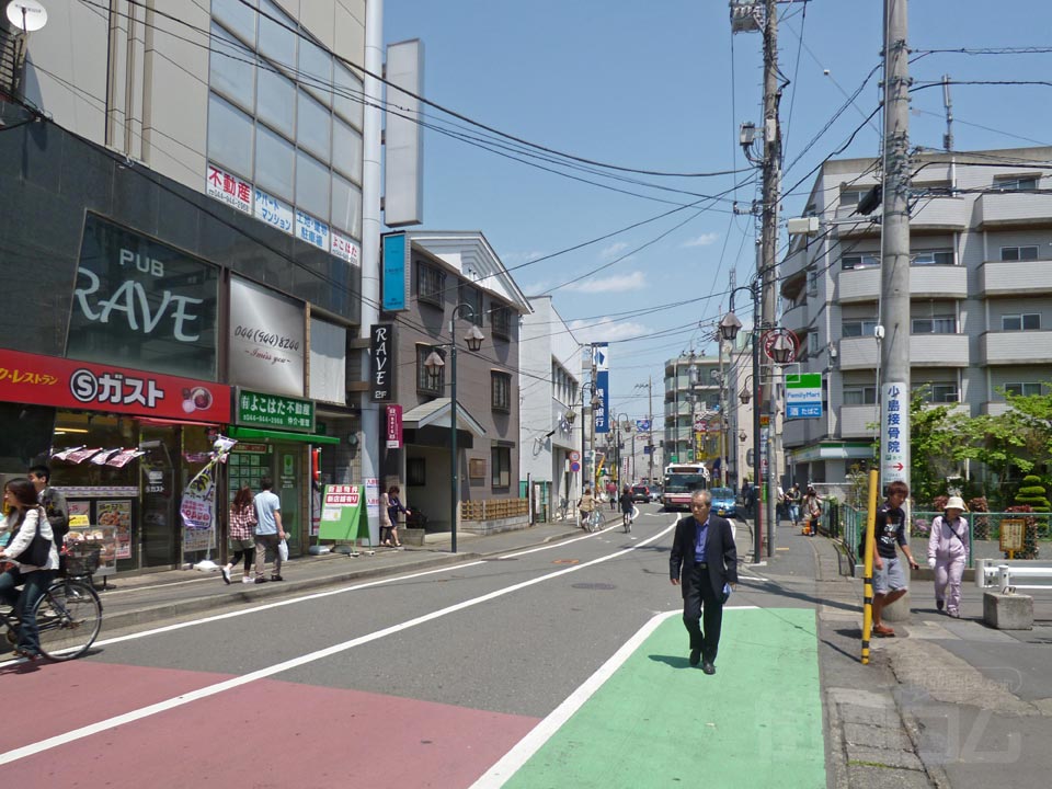 JR稲田堤駅前