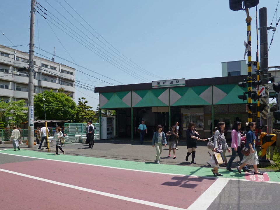 JR稲田堤駅前