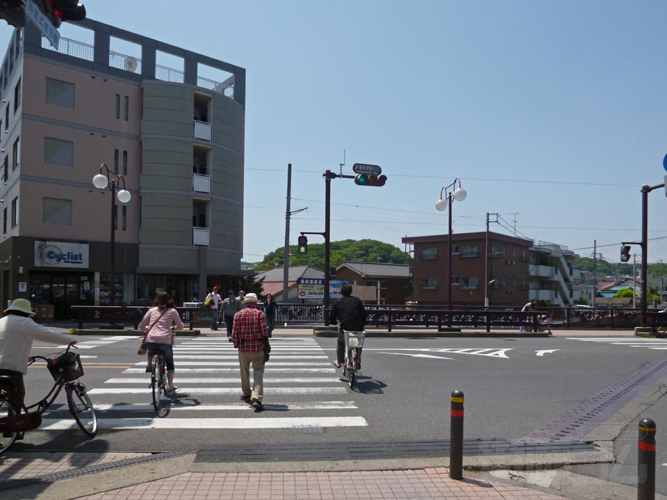 JR稲田堤駅入口交差点