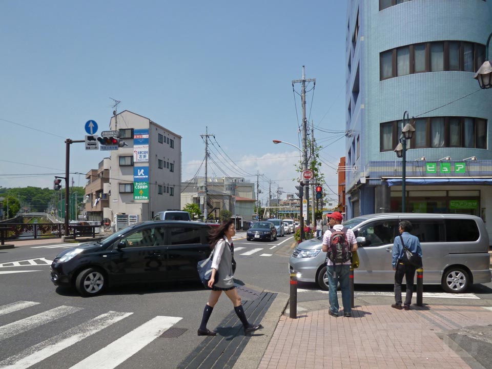 JR稲田堤駅入口交差点